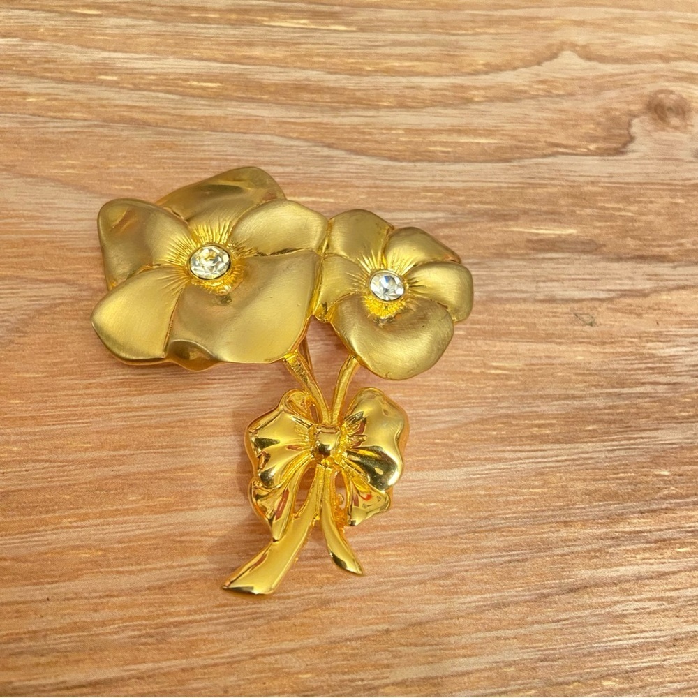 Classic Floral with Faceted Center Stones Bow Gold Brooch.